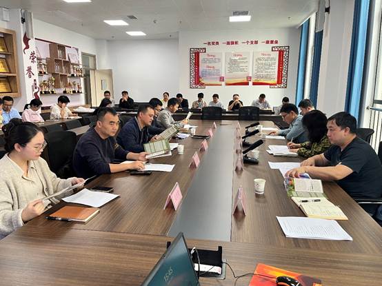 一群人坐在桌子前 AI 生成的内容可能不正确。